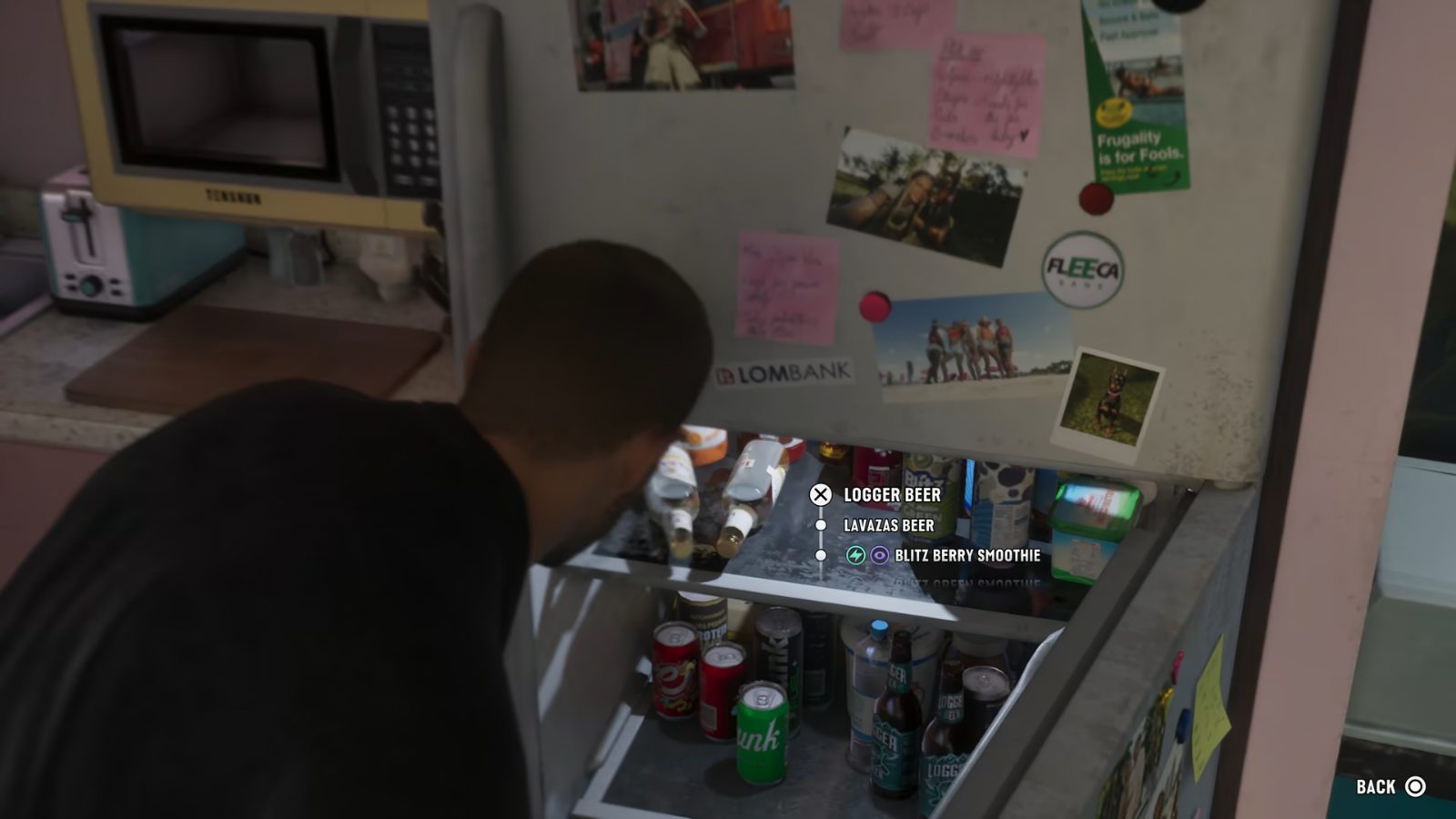 Jason abrindo a geladeira do apartamento em gameplay de GTA VI.