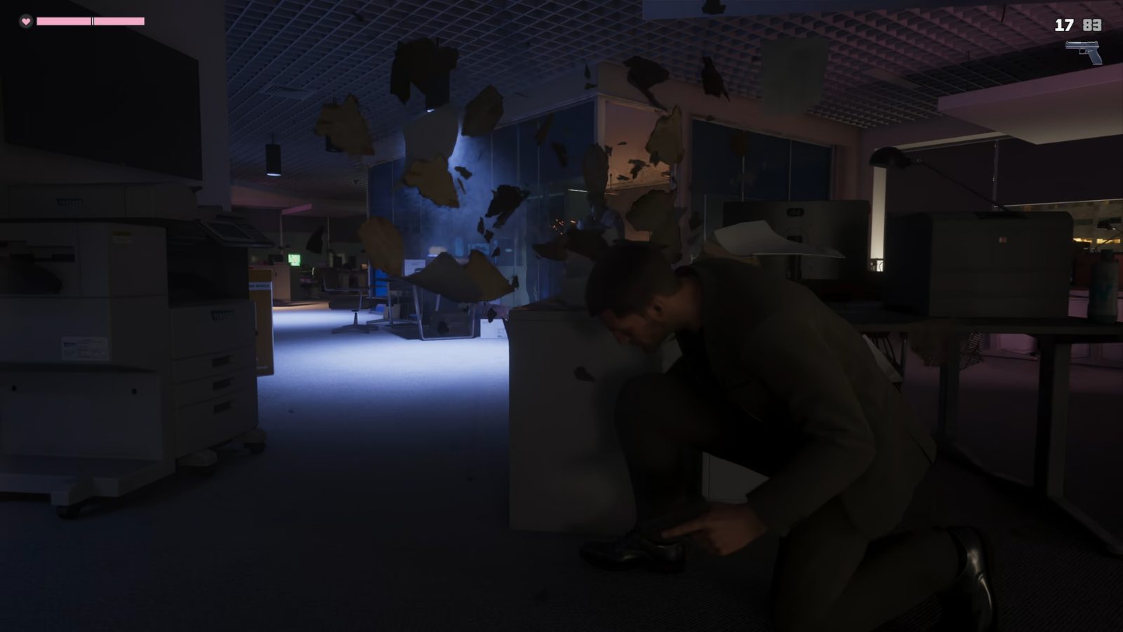 Jason em cobertura durante tiroteio em penthouse de GTA VI.